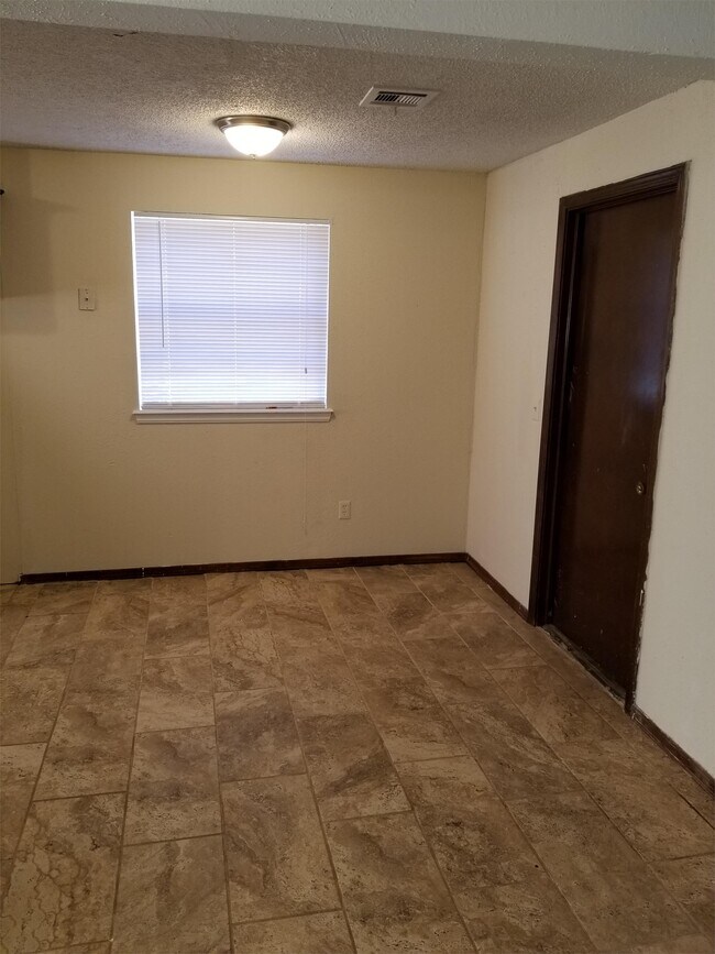 Building Photo - 5133 S Briarwood Dr