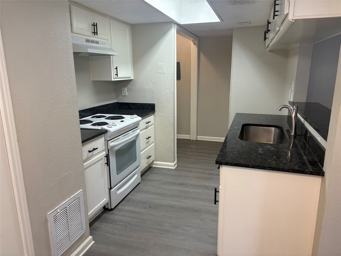 Building Photo - 5650 Birchmont Dr