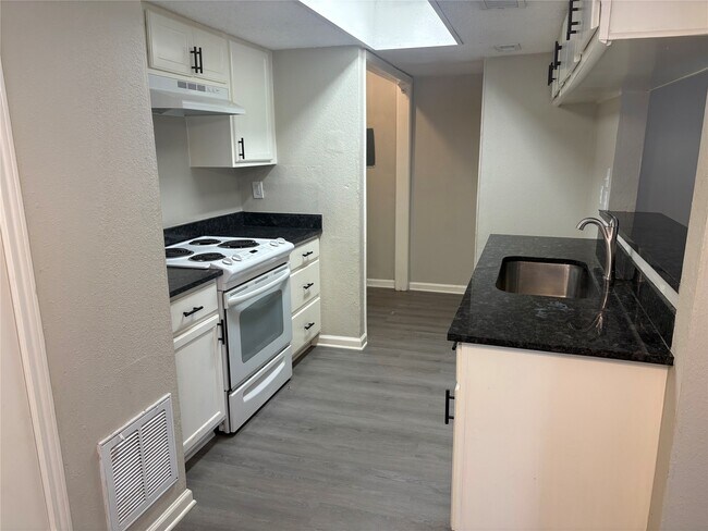 Building Photo - 5650 Birchmont Dr