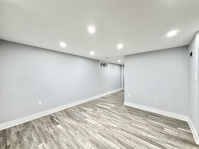 Photo du bâtiment - 3 BED - 1 BATH - LONDON - BASEMENT