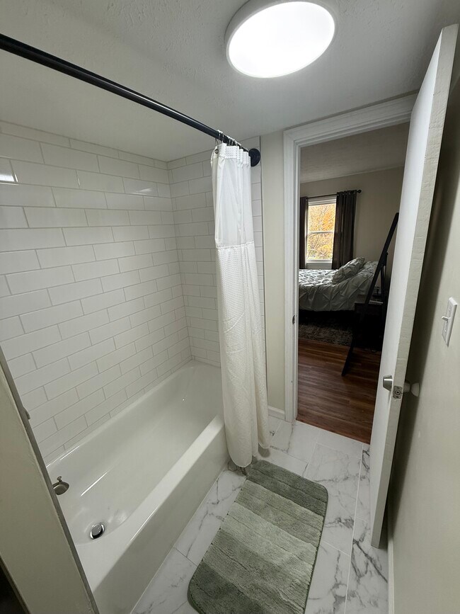 Foto del edificio - 735 Oakwood Rd