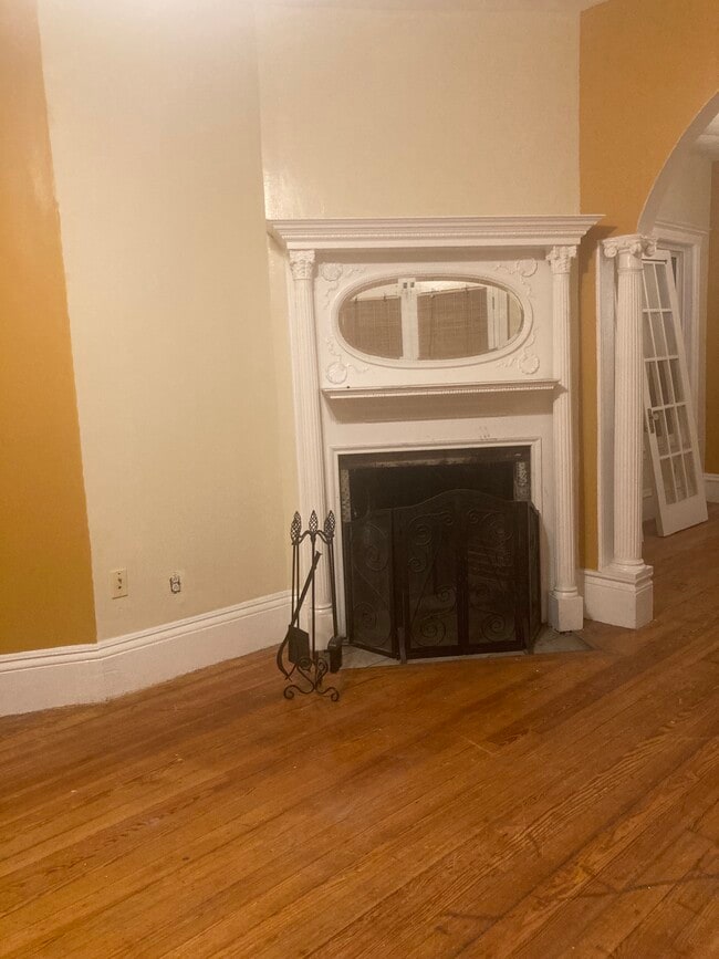 Electric fireplace - 118 Harrishof St