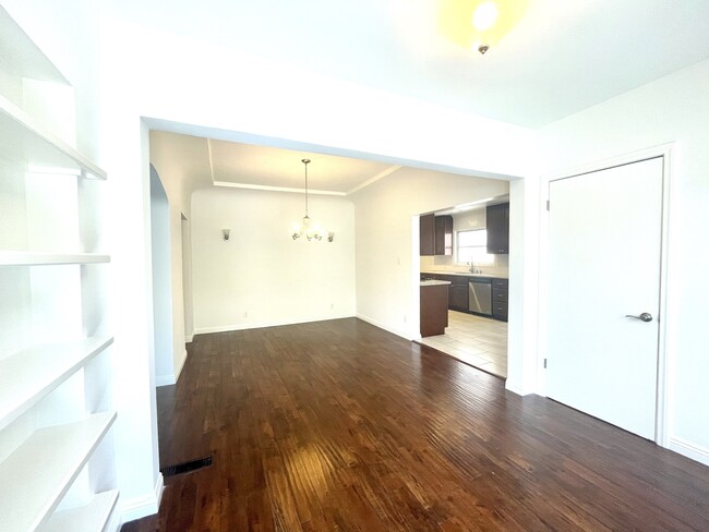 Foto del edificio - 429 N Sierra Bonita Ave