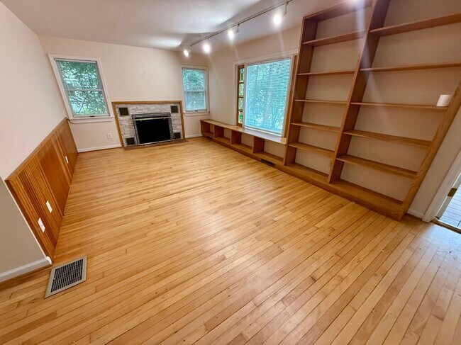 Foto del edificio - 325 Highland Rd