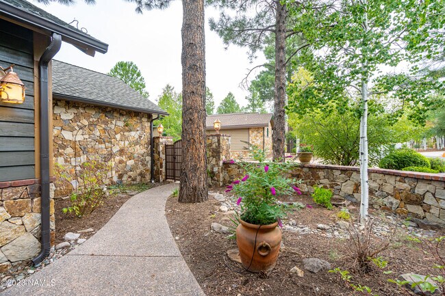 Building Photo - 1426 E Castle Hills Dr