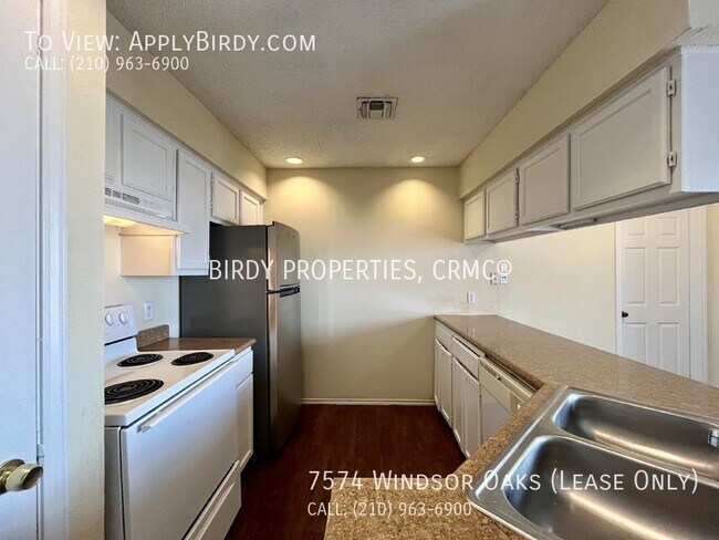 Foto del edificio - Charming 3-Bedroom Quadraplex in San Anton...