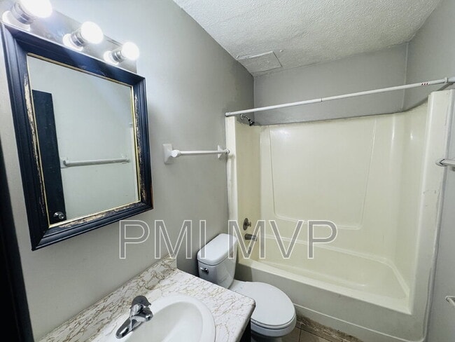 Building Photo - 828 Whitethorne Ave