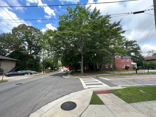 Building Photo - 2 Bed Duplex Corner of Armstrong and Samford