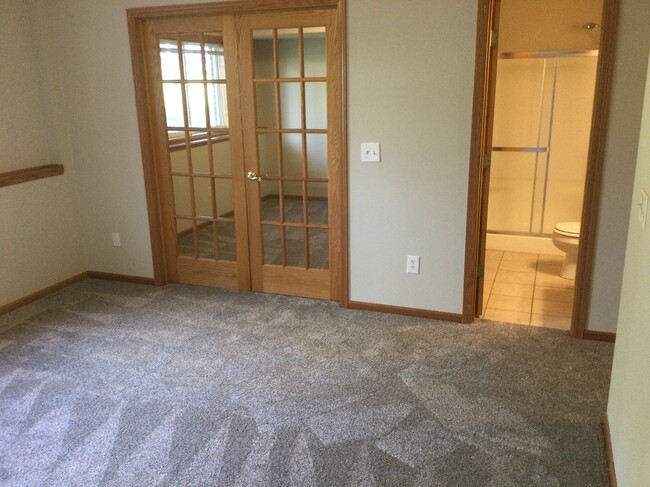 Downstairs bedroom & bath - 18930 Inlet Rd