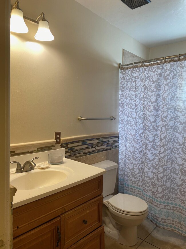 Building Photo - 2119 S Miramonte Stravenue