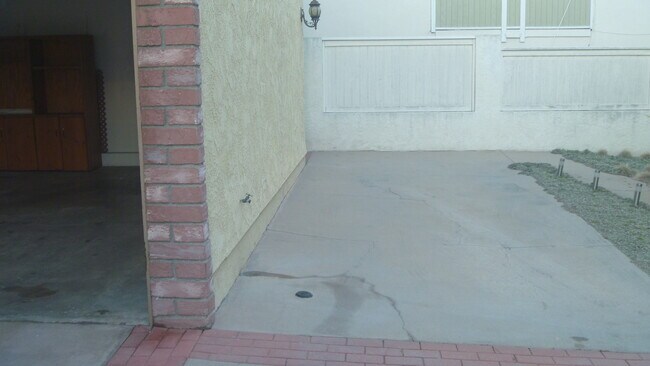 PLAZA DE ESTACIONAMIENTO PARA INVITADOS A LA DERECHA DEL GARAJE PARA 2 AUTOS - 2106 Clark Ln