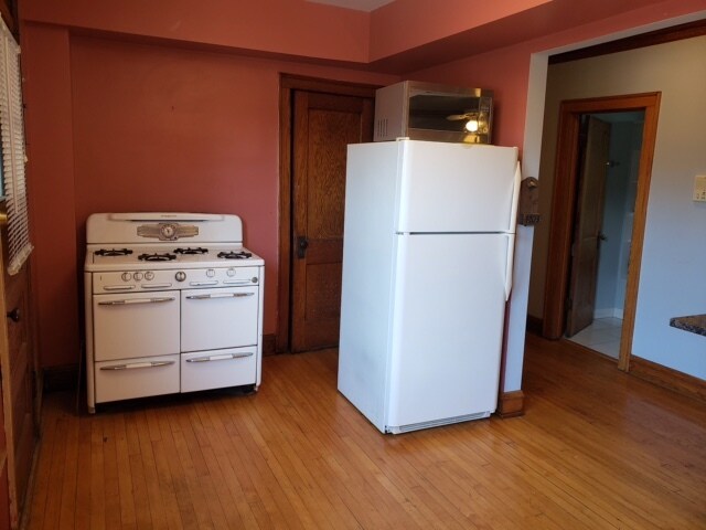 Building Photo - 3364 S Lituanica Ave