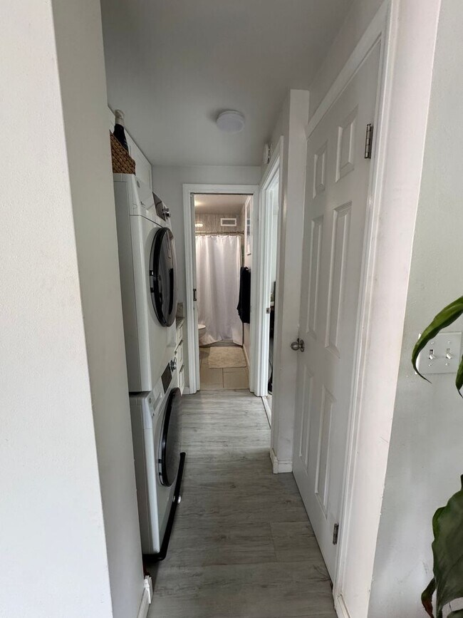 Foto del edificio - Available Now | Fully Furnished 1 Bedroom,...