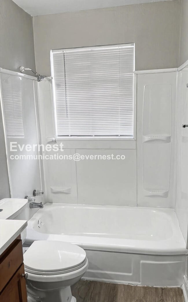 Building Photo - 1012 4th Ave W