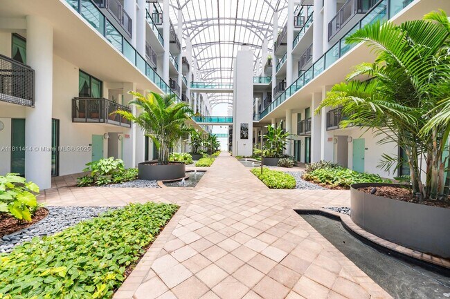 Building Photo - 6000 Collins Ave