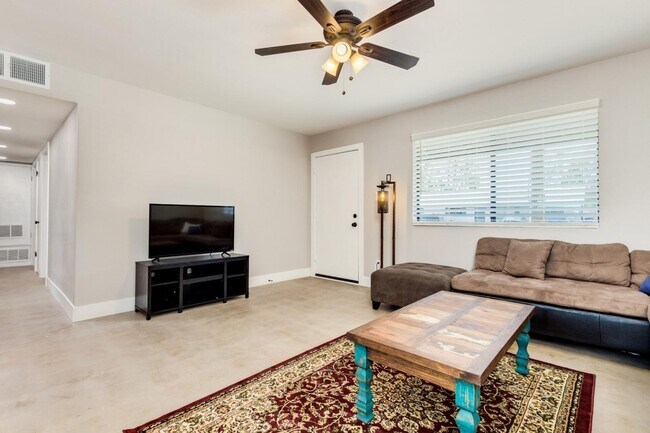 Foto del edificio - 16 W Geneva Dr