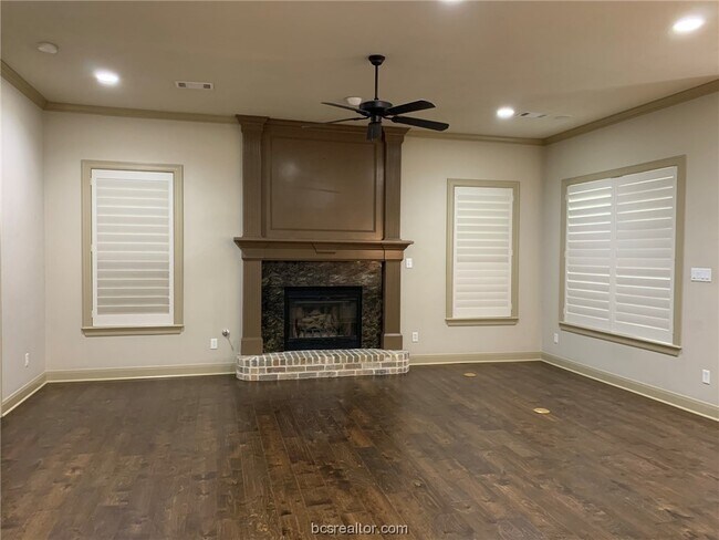 Building Photo - 5001 Fairfield Ct