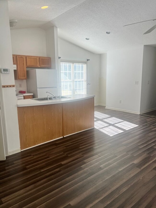 Building Photo - Two Bedroom Two Bath Town Home 3 month RENT SPECIAL