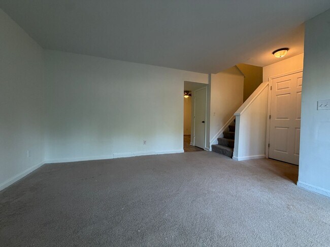Building Photo - 3 BR Townhouse AVAILABLE NOW!