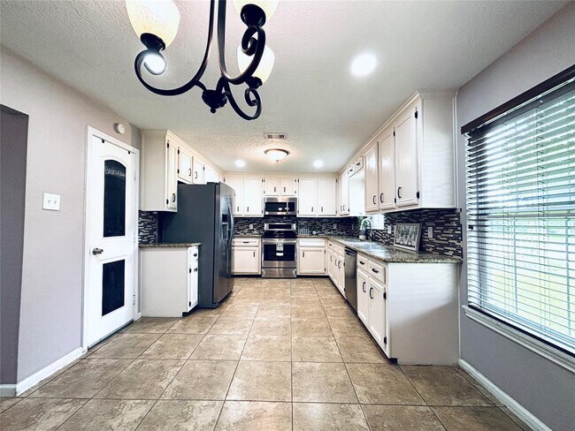 Foto del edificio - 2413 Kingsdale Dr