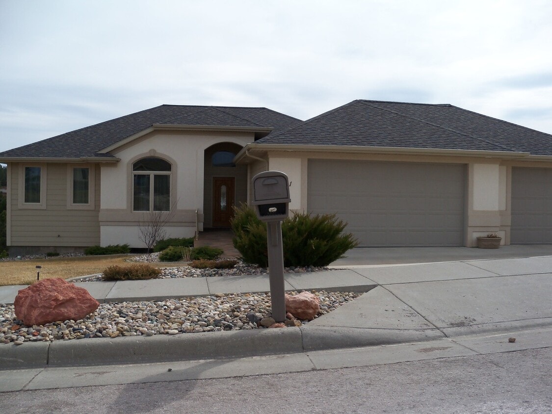 Primary Photo - * PENDING APPLICATION * 6 BEDROOMS | 3 BAT...