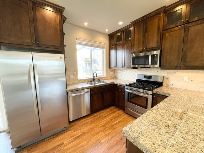 Building Photo - 4 Bedroom Home near Orenco Station!!