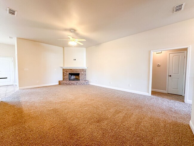 Building Photo - Beautiful and spacious  3/2/2 in Quincy Park