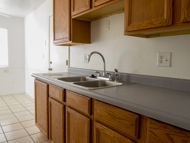Foto del edificio - PRICED TO RENT QUICKLY!!