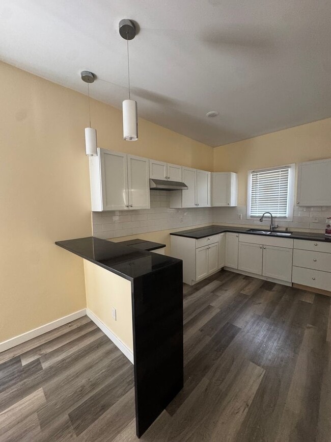 Building Photo - 4 bedroom newly renovated home, Near Downt...