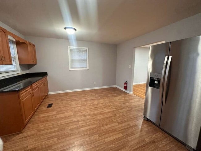 Building Photo - 226 S 16th Ave