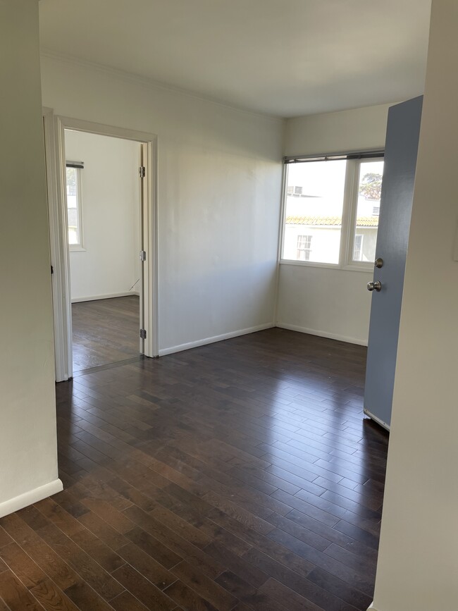 Living area with coat closet - 609 N Mariposa Ave