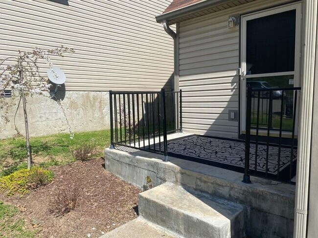Building Photo - Now Available - 2 Bed 2 Bath House in Brit...