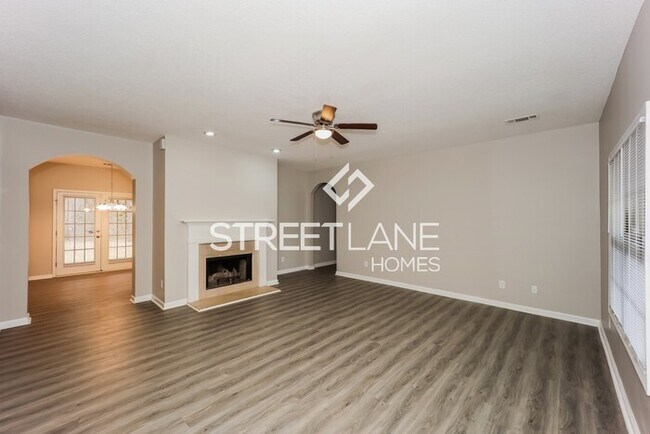 Building Photo - NOW OFFERING FIRST HALF MONTH FREE OR ONE ...