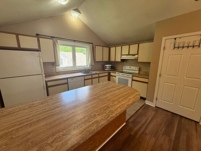 Building Photo - Garden Style, 1 BR Condo In A Prime Amherst Location!
