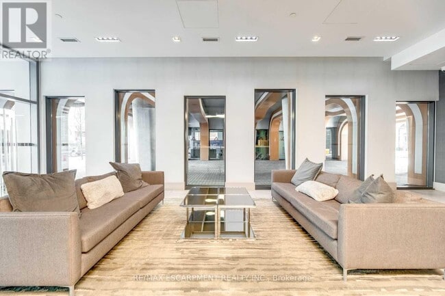 Building Photo - 525 Adelaide St W