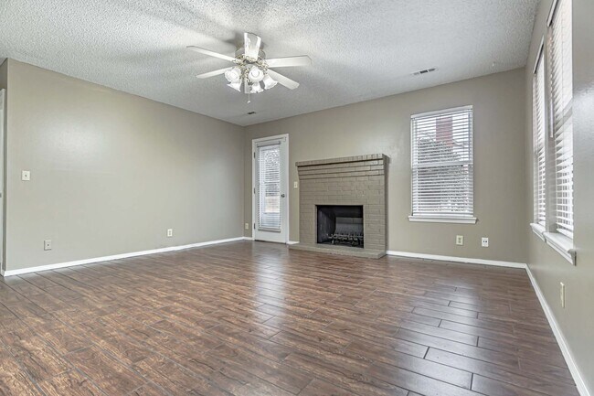 Foto del edificio - Quiet and Quaint Duplex in Rogers!
