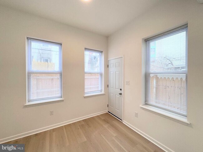 Foto del edificio - 319 E Lehigh Ave