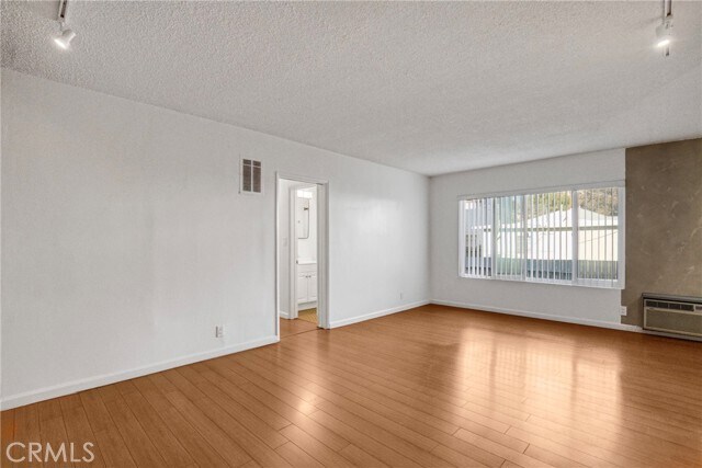 Foto del edificio - 6643 De Longpre Ave