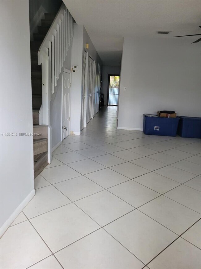 Foto del edificio - 9787 Riverside Dr