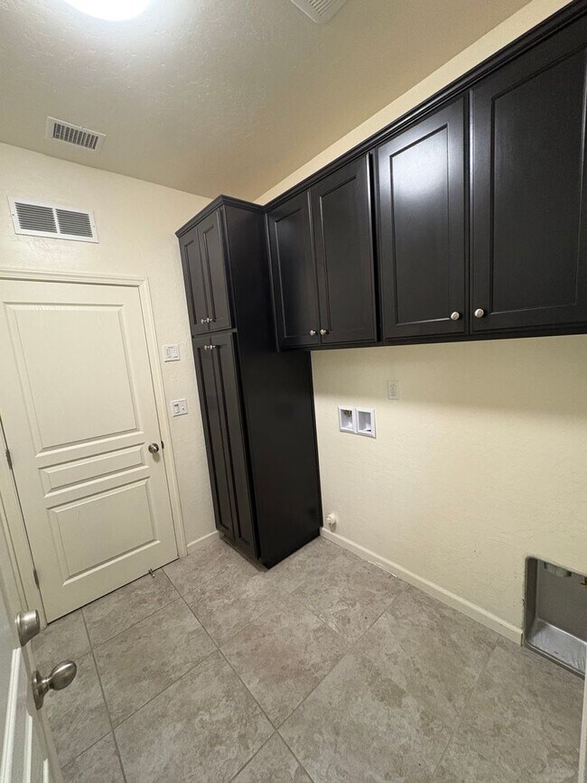 Building Photo - Immaculate spacious home available now!