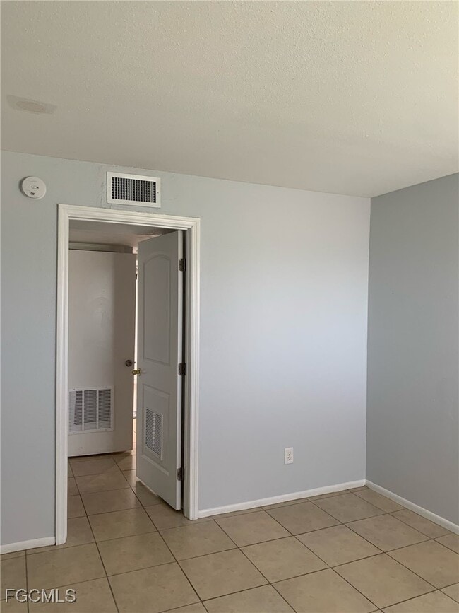 Building Photo - 2929 Winkler Ave