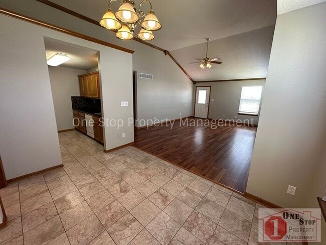 Building Photo - Spacious 3 Bed, 3 Bath Home in Raymore wit...