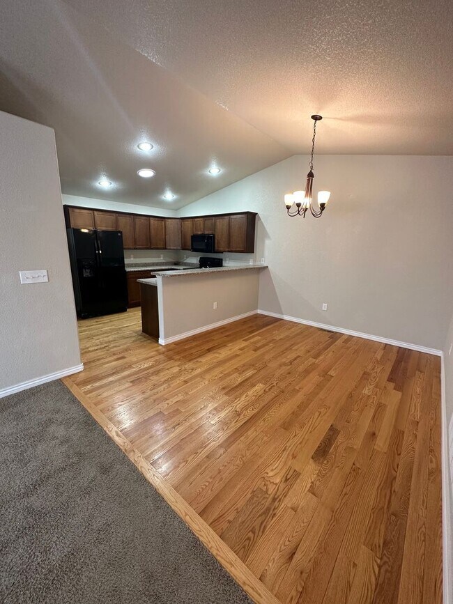 Foto del edificio - 2 BEDROOM, 2 BATHROOM TOWNHOUSE WITH 2 CAR...