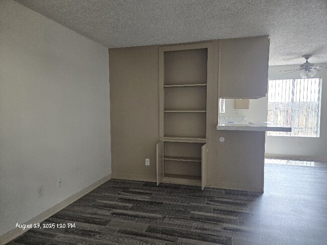 Building Photo - 991 N Mollison Ave