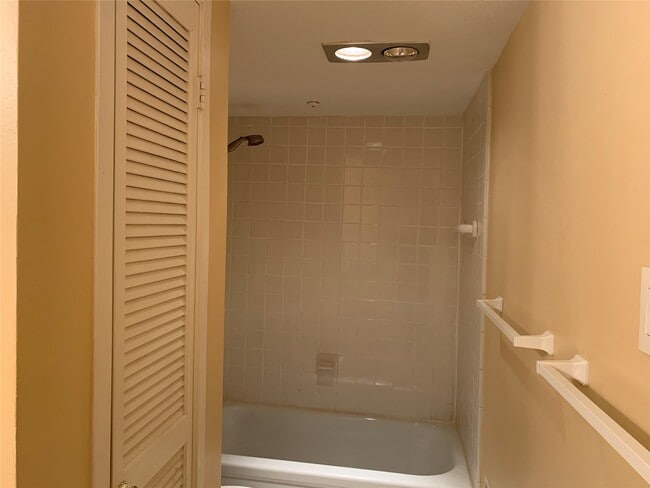 Building Photo - 2230 S Piney Point Rd