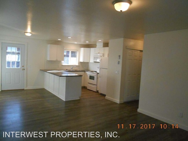Building Photo - 861-893 Chemawa Rd N
