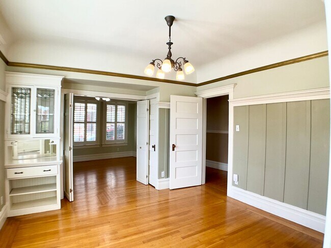 Foto del edificio - REMODELED and Spacious.  IN-UNIT LAUNDRY! ...