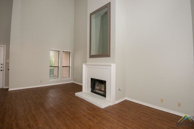 Building Photo - 5807 Hollytree Dr