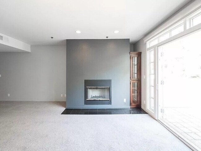 Foto del edificio - 2222 N Beachwood Dr