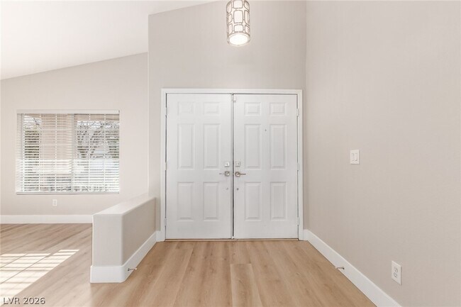 Building Photo - 10132 Desert Wind Dr